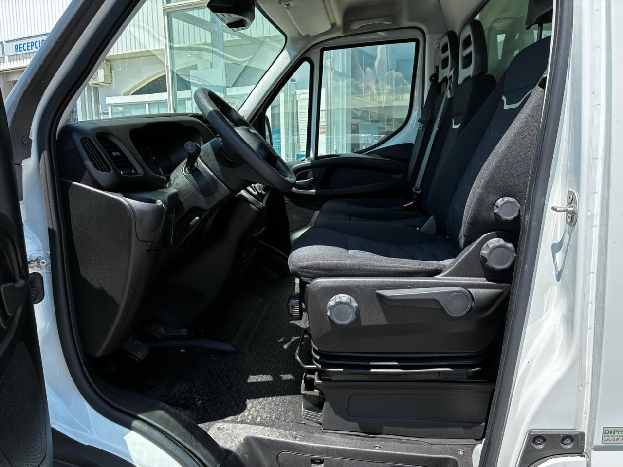 Caja cerrada con plataforma elevadora IVECO 35C16 20m3 - شاحنة مغلقة الصندوق: صورة 5 Caja cerrada con plataforma elevadora IVECO 35C16 20m3 - شاحنة مغلقة الصندوق: صورة 5