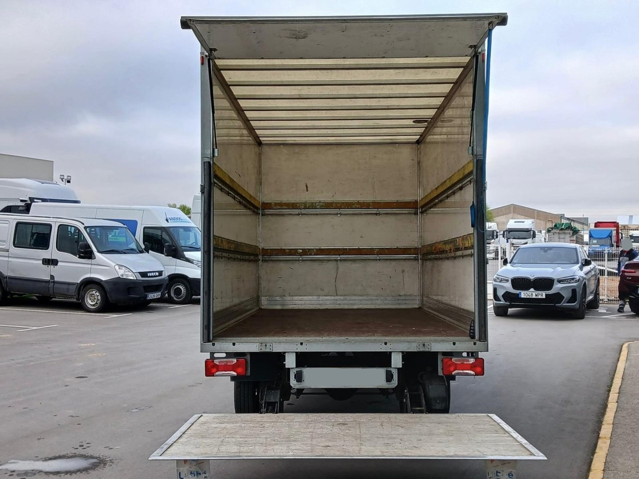 Caja cerrada con plataforma elevadora IVECO 35C16 20m3 - شاحنة مغلقة الصندوق: صورة 5 Caja cerrada con plataforma elevadora IVECO 35C16 20m3 - شاحنة مغلقة الصندوق: صورة 5