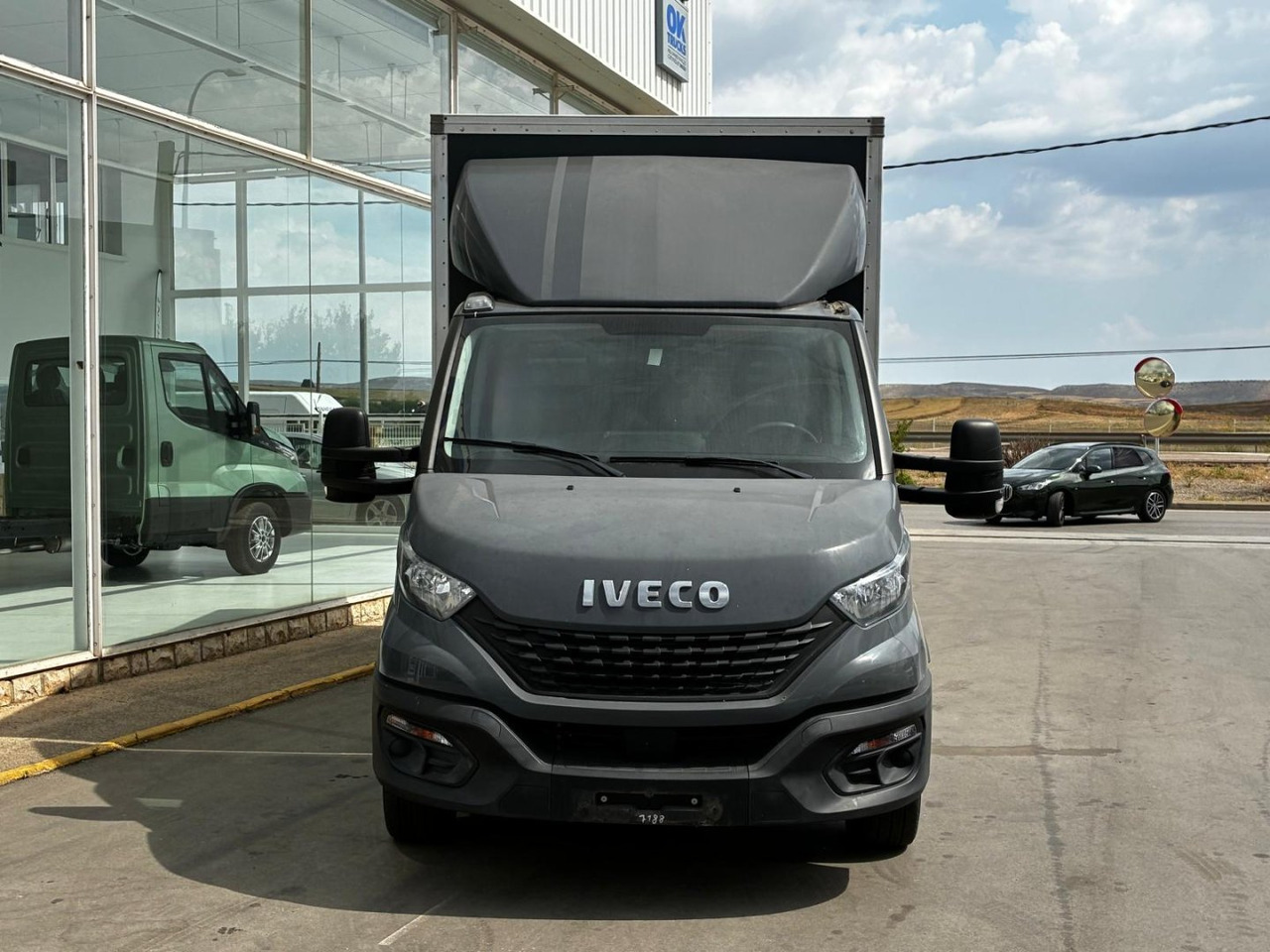 Caja cerrada con plataforma elevadora IVECO 35C16 20m3 - شاحنة مغلقة الصندوق: صورة 2 Caja cerrada con plataforma elevadora IVECO 35C16 20m3 - شاحنة مغلقة الصندوق: صورة 2