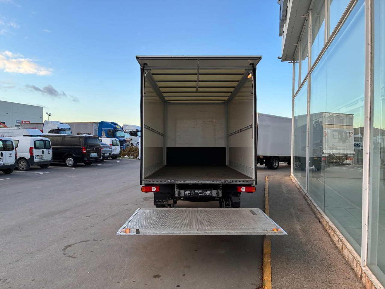 Caja cerrada con plataforma elevadora IVECO 35C16 20m3 - شاحنة مغلقة الصندوق: صورة 5 Caja cerrada con plataforma elevadora IVECO 35C16 20m3 - شاحنة مغلقة الصندوق: صورة 5