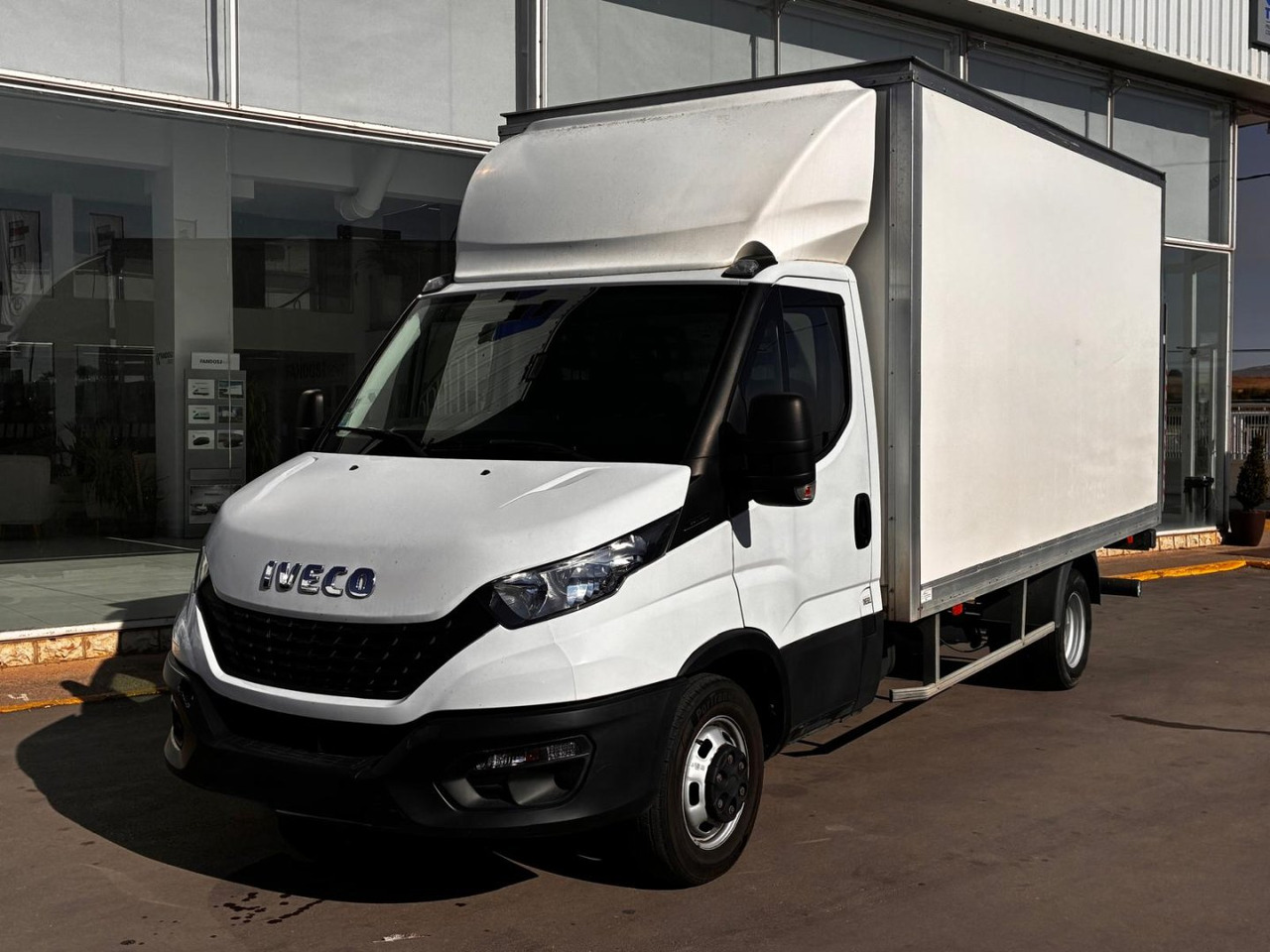 Caja cerrada con plataforma elevadora IVECO 35C16 20m3 - شاحنة مغلقة الصندوق: صورة 1 Caja cerrada con plataforma elevadora IVECO 35C16 20m3 - شاحنة مغلقة الصندوق: صورة 1
