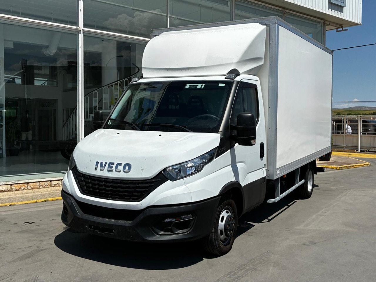 Caja cerrada con plataforma elevadora IVECO 35C16 20m3 - شاحنة مغلقة الصندوق: صورة 1 Caja cerrada con plataforma elevadora IVECO 35C16 20m3 - شاحنة مغلقة الصندوق: صورة 1