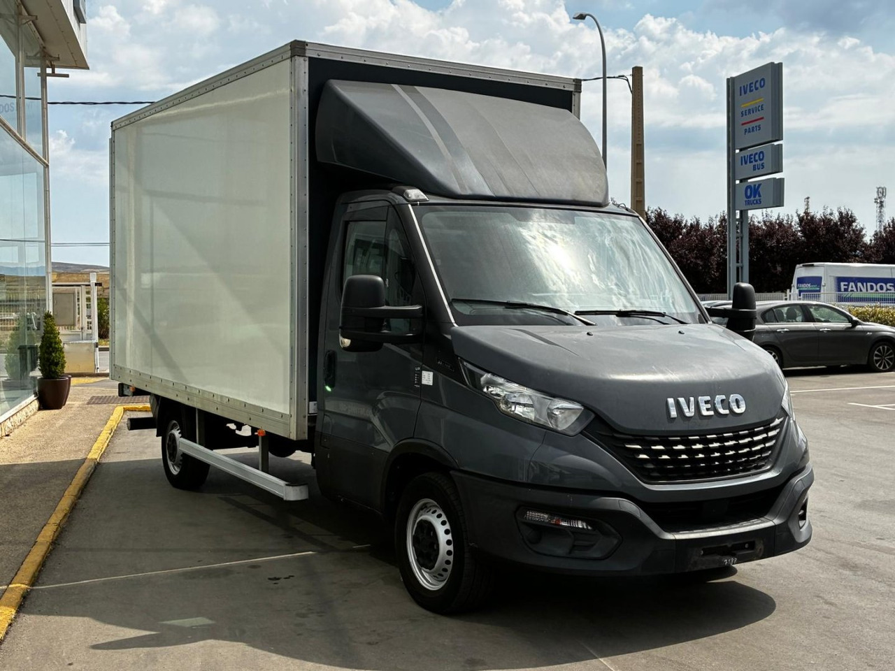 Caja cerrada con plataforma elevadora IVECO 35C16 20m3 - شاحنة مغلقة الصندوق: صورة 3 Caja cerrada con plataforma elevadora IVECO 35C16 20m3 - شاحنة مغلقة الصندوق: صورة 3