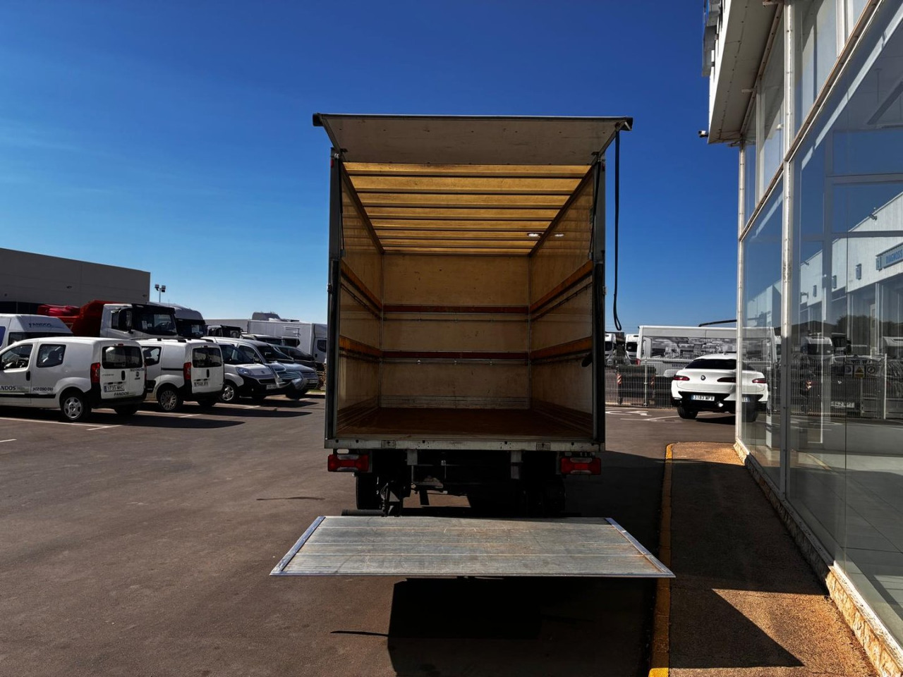 Caja cerrada con plataforma elevadora IVECO 35C16 20m3 - شاحنة مغلقة الصندوق: صورة 5 Caja cerrada con plataforma elevadora IVECO 35C16 20m3 - شاحنة مغلقة الصندوق: صورة 5