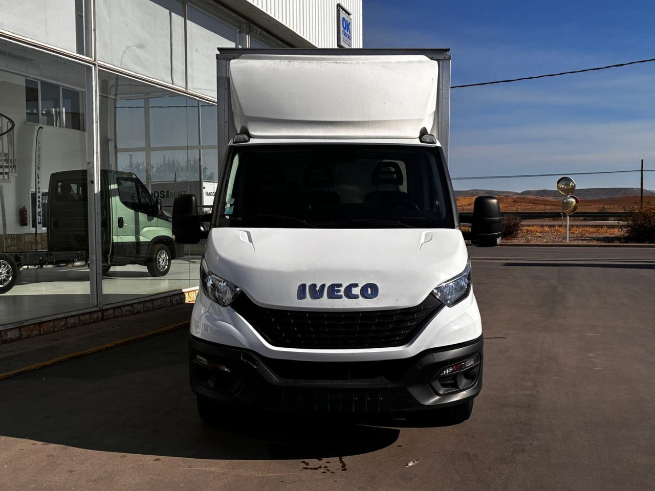 Caja cerrada con plataforma elevadora IVECO 35C16 20m3 - شاحنة مغلقة الصندوق: صورة 2 Caja cerrada con plataforma elevadora IVECO 35C16 20m3 - شاحنة مغلقة الصندوق: صورة 2