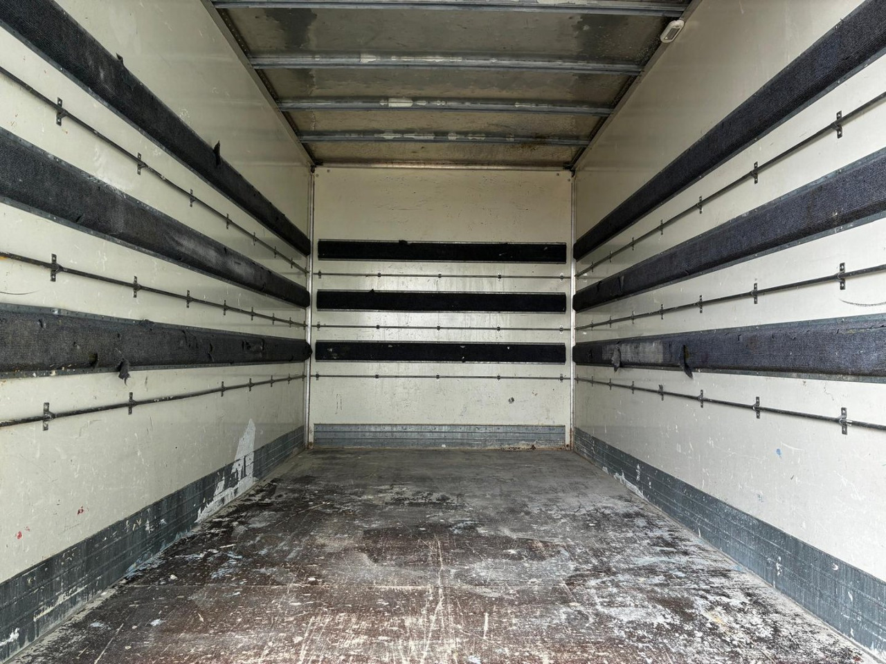 Caja cerrada con plataforma elevadora IVECO 35C16 20m3 - شاحنة مغلقة الصندوق: صورة 5 Caja cerrada con plataforma elevadora IVECO 35C16 20m3 - شاحنة مغلقة الصندوق: صورة 5