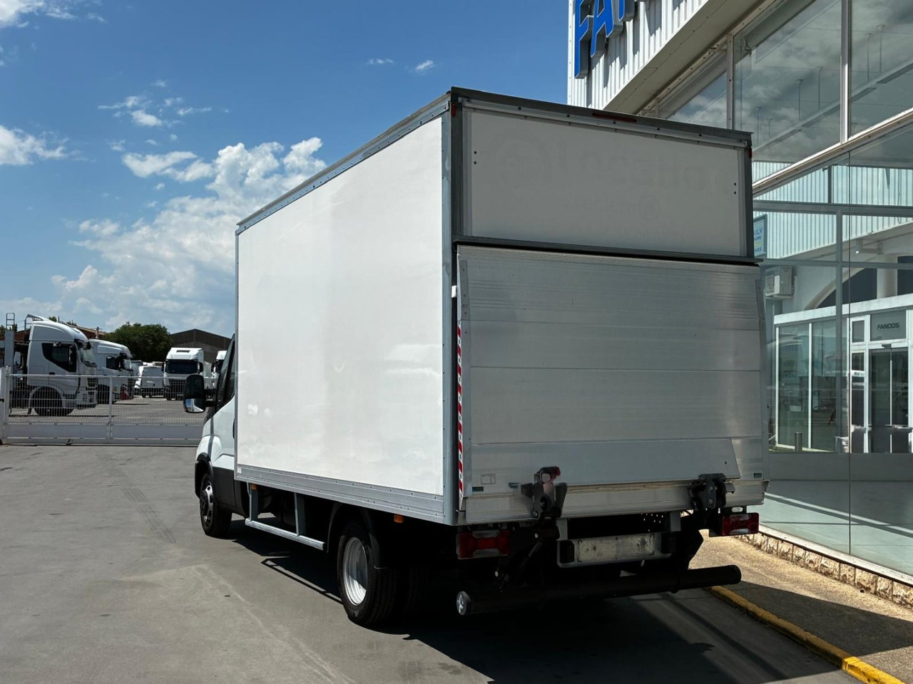 Caja cerrada con plataforma elevadora IVECO 35C16 20m3 - شاحنة مغلقة الصندوق: صورة 4 Caja cerrada con plataforma elevadora IVECO 35C16 20m3 - شاحنة مغلقة الصندوق: صورة 4