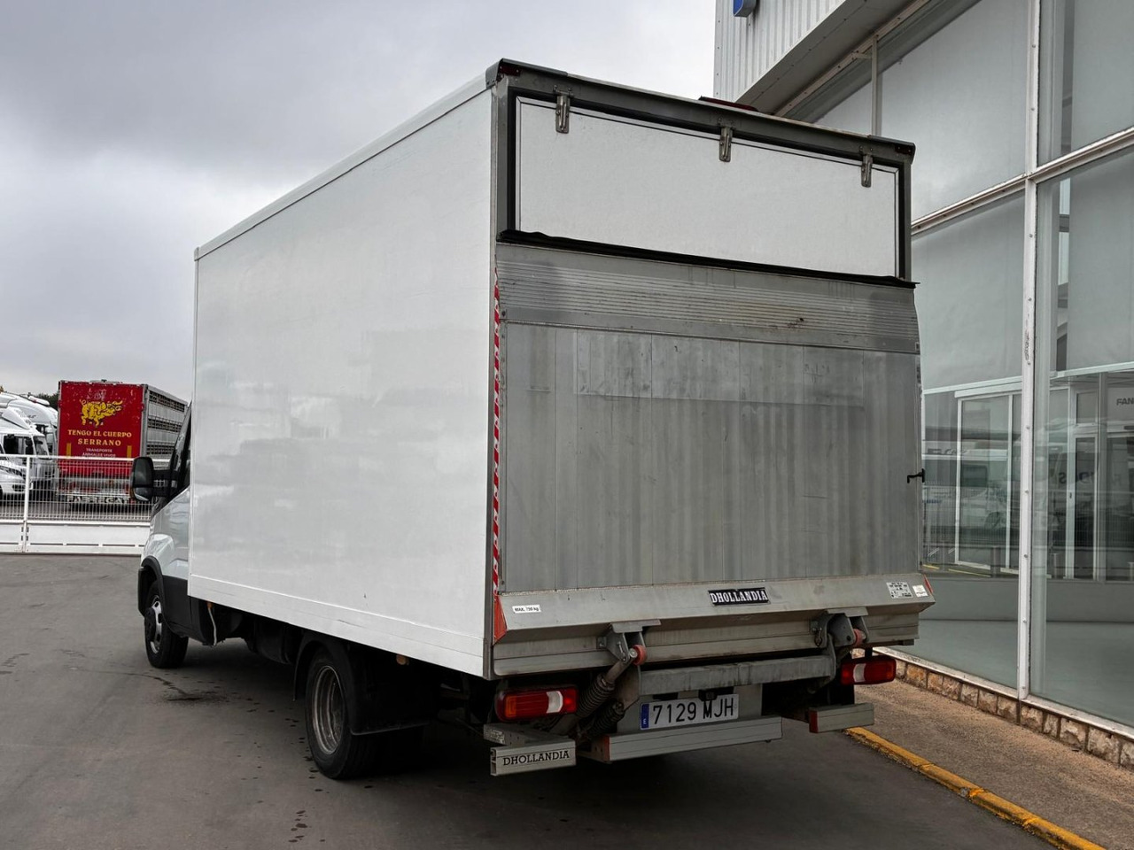 Caja cerrada con plataforma elevadora IVECO 35C16 3.0 20m3 con puerta lateral - شاحنة مغلقة الصندوق: صورة 4 Caja cerrada con plataforma elevadora IVECO 35C16 3.0 20m3 con puerta lateral - شاحنة مغلقة الصندوق: صورة 4