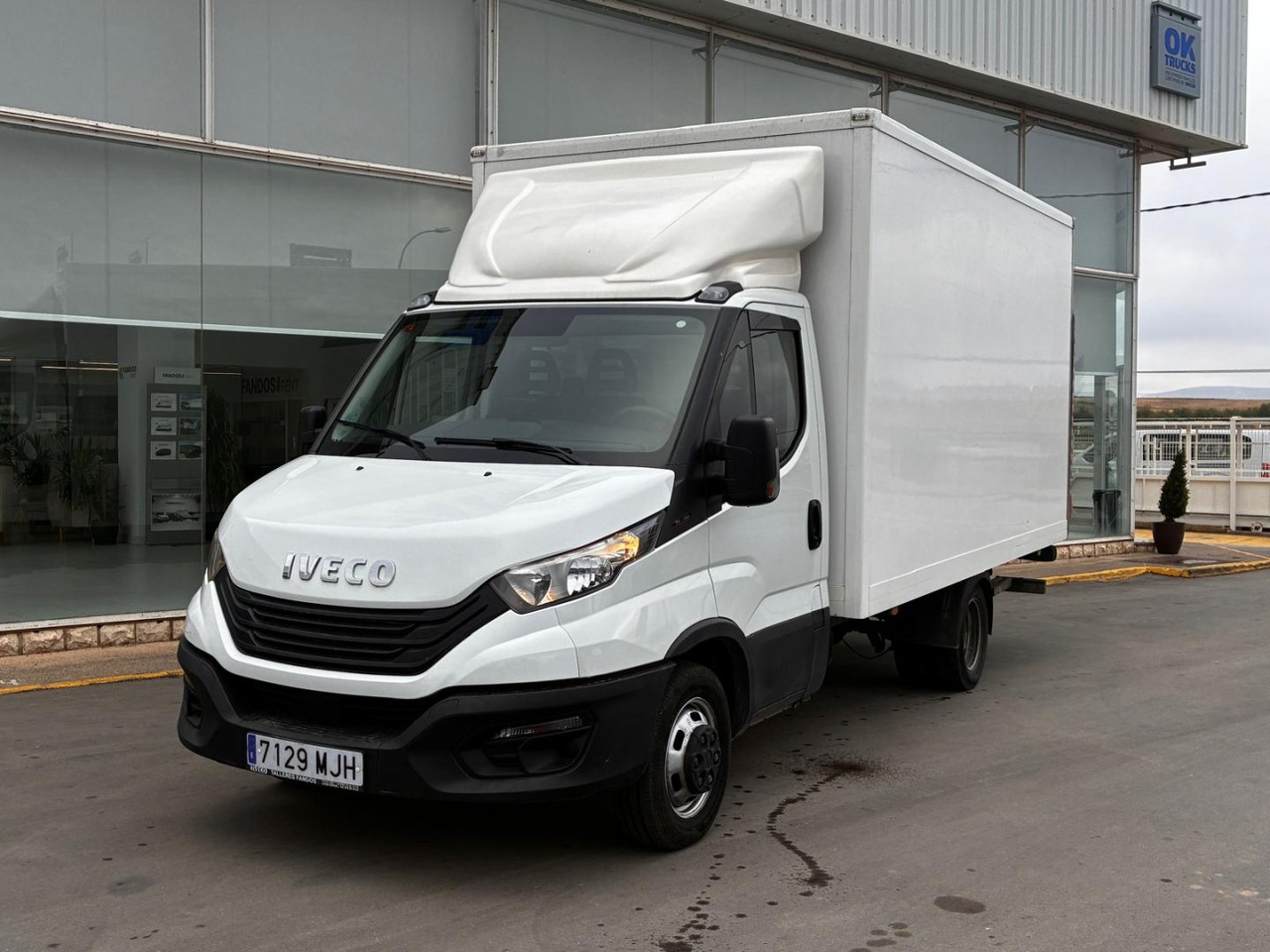 Caja cerrada con plataforma elevadora IVECO 35C16 3.0 20m3 con puerta lateral - شاحنة مغلقة الصندوق: صورة 1 Caja cerrada con plataforma elevadora IVECO 35C16 3.0 20m3 con puerta lateral - شاحنة مغلقة الصندوق: صورة 1