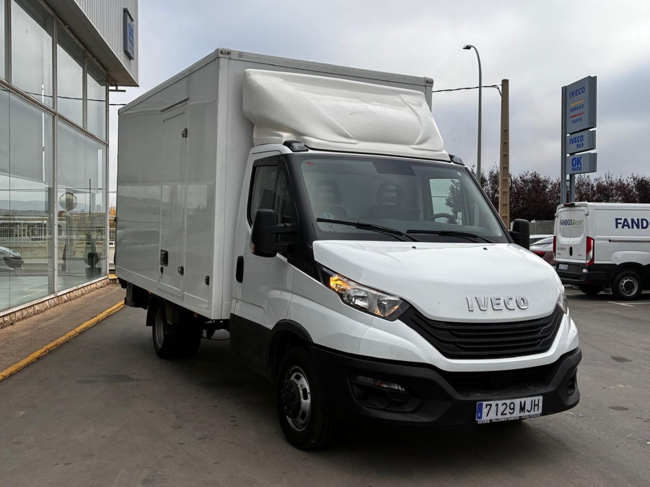 Caja cerrada con plataforma elevadora IVECO 35C16 3.0 20m3 con puerta lateral - شاحنة مغلقة الصندوق: صورة 3 Caja cerrada con plataforma elevadora IVECO 35C16 3.0 20m3 con puerta lateral - شاحنة مغلقة الصندوق: صورة 3