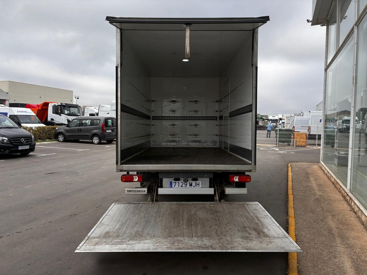 Caja cerrada con plataforma elevadora IVECO 35C16 3.0 20m3 con puerta lateral - شاحنة مغلقة الصندوق: صورة 5 Caja cerrada con plataforma elevadora IVECO 35C16 3.0 20m3 con puerta lateral - شاحنة مغلقة الصندوق: صورة 5