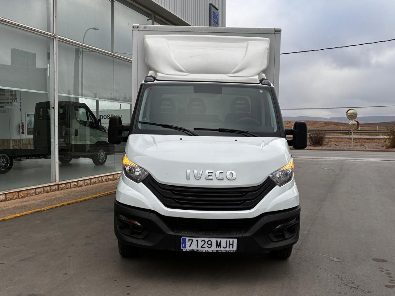 Caja cerrada con plataforma elevadora IVECO 35C16 3.0 20m3 con puerta lateral - شاحنة مغلقة الصندوق: صورة 2 Caja cerrada con plataforma elevadora IVECO 35C16 3.0 20m3 con puerta lateral - شاحنة مغلقة الصندوق: صورة 2