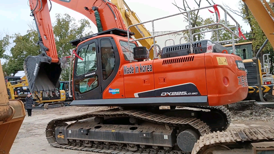 حفار زحاف DOOSAN DX 225 LC  - 9 C DX225 LCA: صورة 1