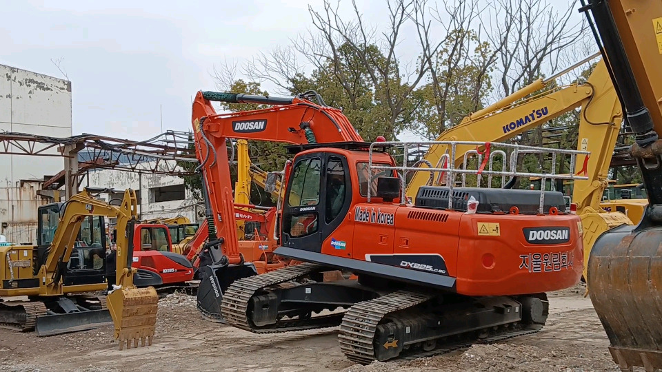 DOOSAN DX225 LC - حفار زحاف: صورة 2 DOOSAN DX225 LC - حفار زحاف: صورة 2