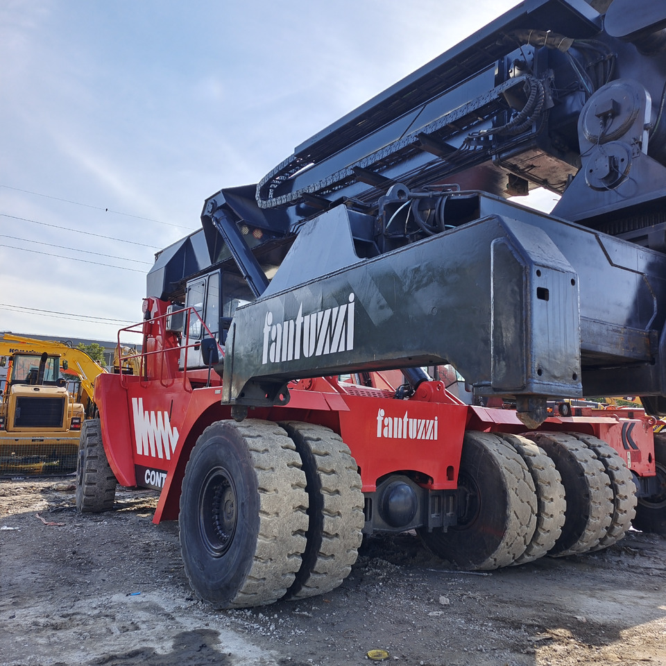 FANTUZZI CS 45 KMHD 45 TON CONTAINER REACH CRANE - المعبِّئ المناول: صورة 1 FANTUZZI CS 45 KMHD 45 TON CONTAINER REACH CRANE - المعبِّئ المناول: صورة 1