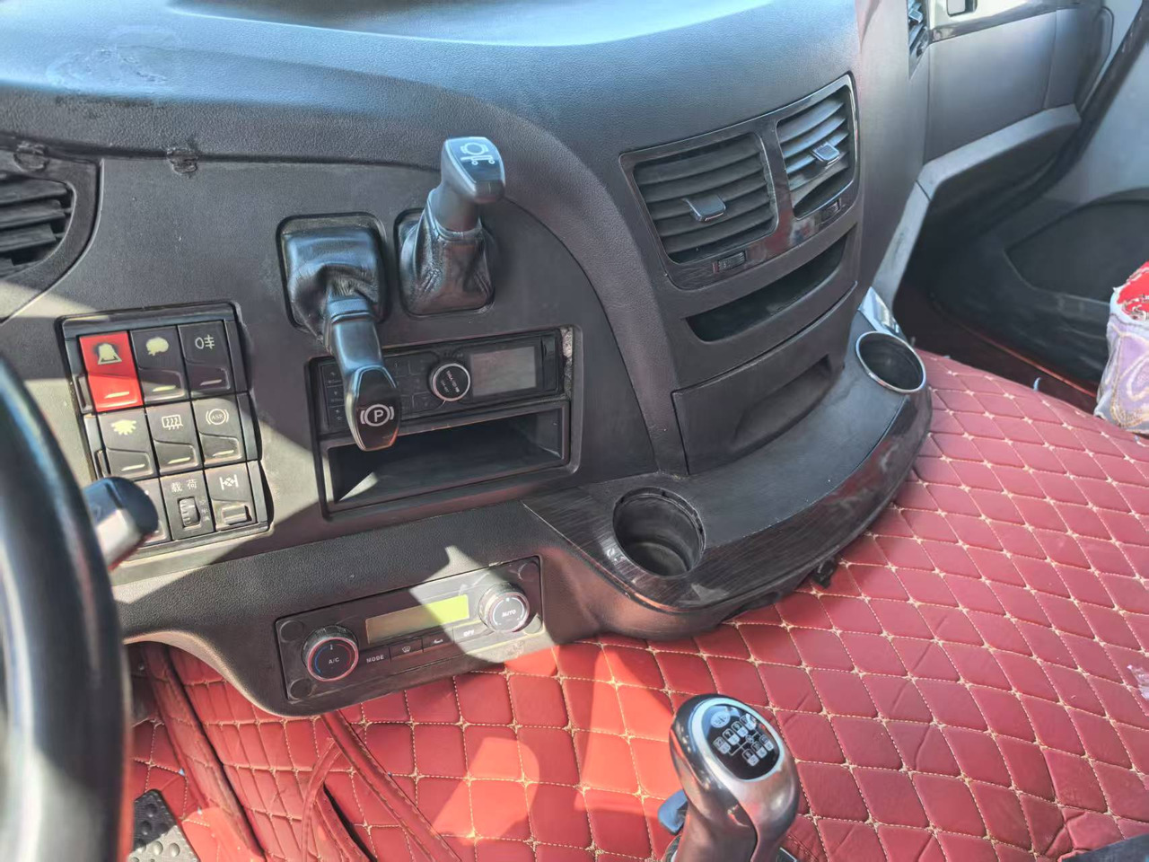 FAW JIEFANG 6*4 8*4 TRACTOR HEAD - وحدة جر: صورة 5 FAW JIEFANG 6*4 8*4 TRACTOR HEAD - وحدة جر: صورة 5