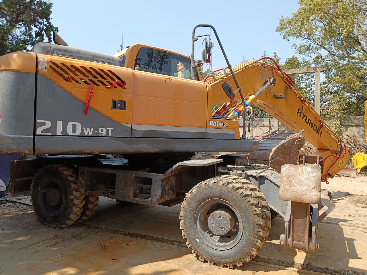 HYUNDAI R210W-9 - حفارة دولاب: صورة 1 HYUNDAI R210W-9 - حفارة دولاب: صورة 1