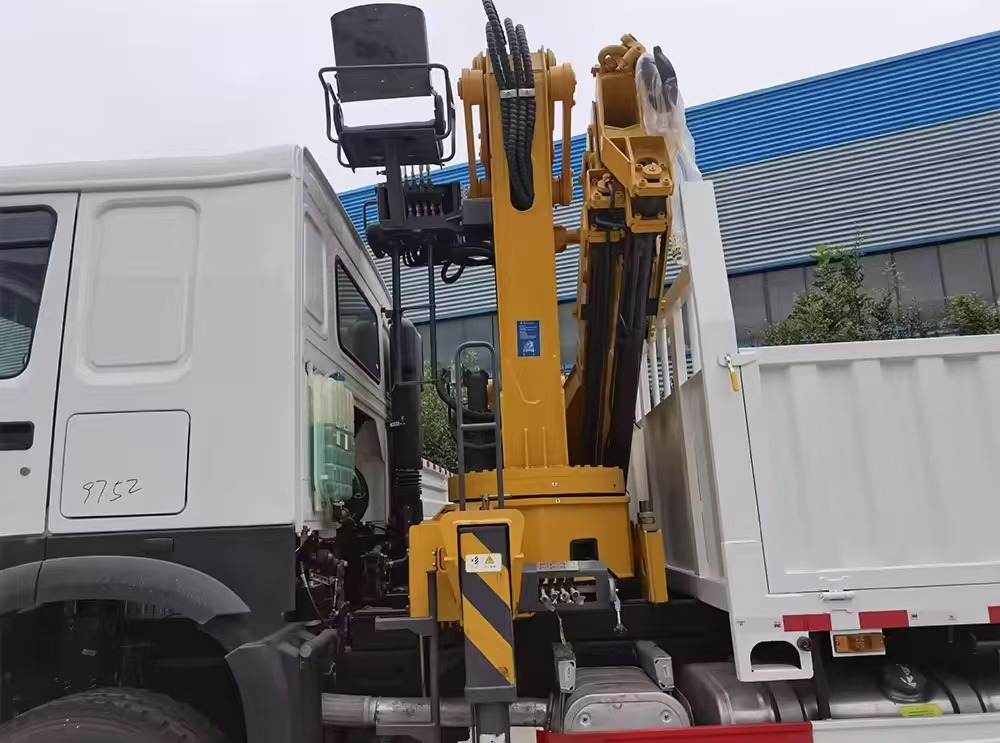 SINOTRUK HOWO 8 TON Knuckle Boom Crane TRUCK MOUNTED CRANE - شاحنة كرين: صورة 3 SINOTRUK HOWO 8 TON Knuckle Boom Crane TRUCK MOUNTED CRANE - شاحنة كرين: صورة 3
