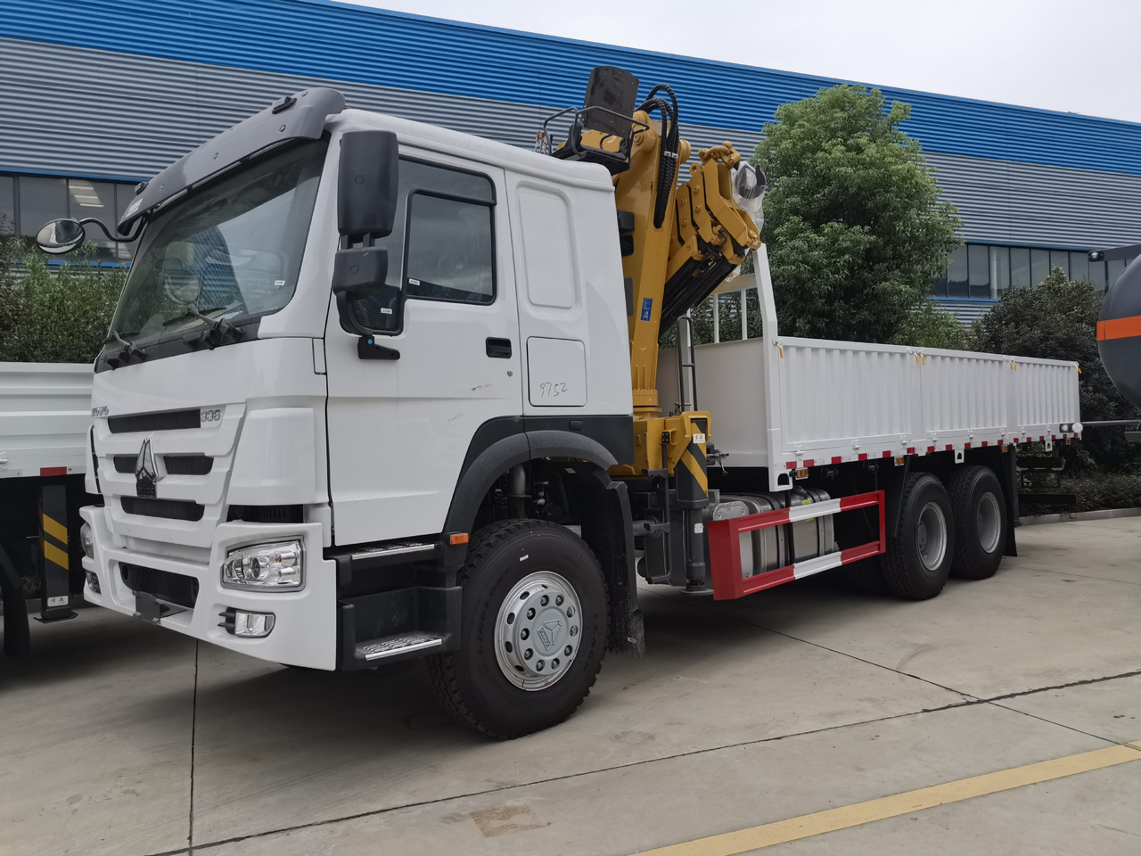 SINOTRUK HOWO 8 TON Knuckle Boom Crane TRUCK MOUNTED CRANE - شاحنة كرين: صورة 1 SINOTRUK HOWO 8 TON Knuckle Boom Crane TRUCK MOUNTED CRANE - شاحنة كرين: صورة 1