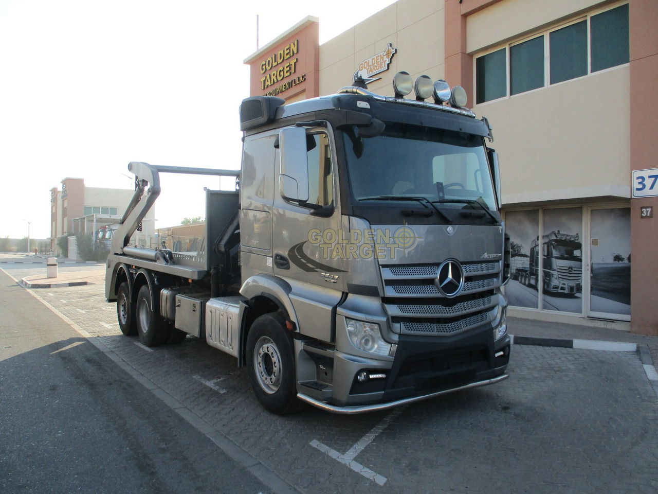 MERCEDES-BENZ 2642 6×2 DOUBLE SKIP LOADER with HIAB Crane - شاحنة نقل المخلفات: صورة 1 MERCEDES-BENZ 2642 6×2 DOUBLE SKIP LOADER with HIAB Crane - شاحنة نقل المخلفات: صورة 1