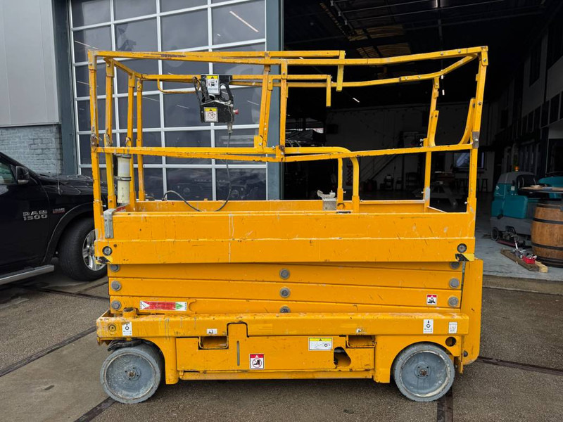 Haulotte Compact 10 N - رافعة هيدروليكية مقصية: صورة 1 Haulotte Compact 10 N - رافعة هيدروليكية مقصية: صورة 1