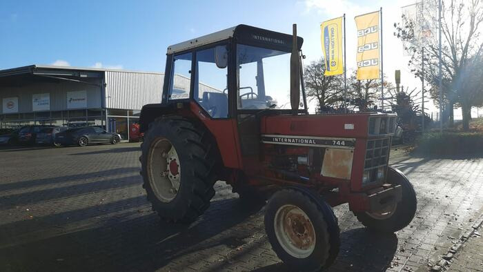 Case IH 744 - جرار: صورة 1 Case IH 744 - جرار: صورة 1