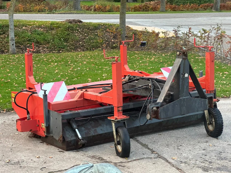 Hekamp Veegmachine met opvangbak Hydraulisch borstel - جرار: صورة 1 Hekamp Veegmachine met opvangbak Hydraulisch borstel - جرار: صورة 1