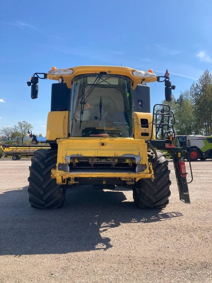 حصادة موحَّدة New Holland CX 8070: صورة 8