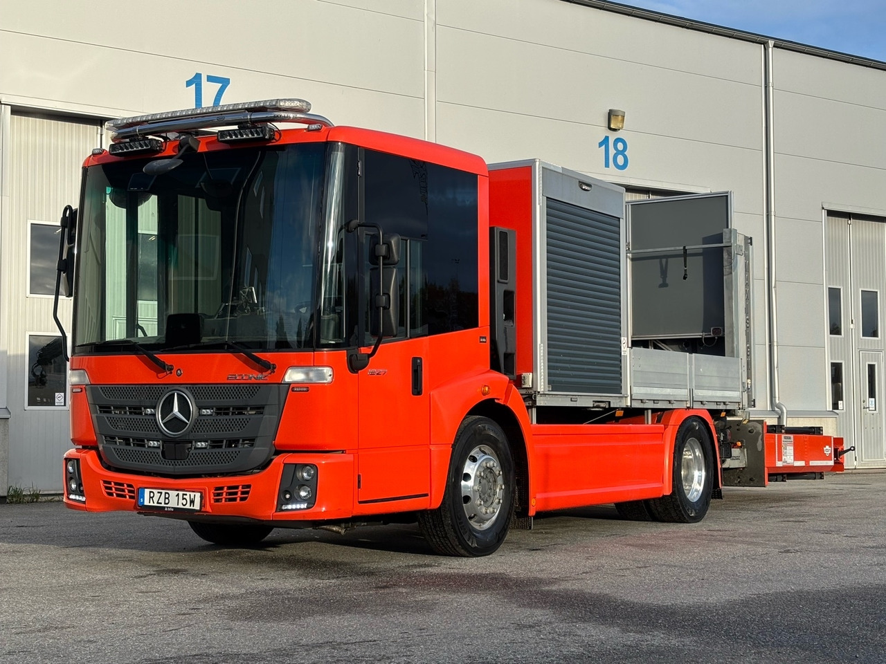 TMA-bil Mercedes-Benz Econic 1827 4x2 -2021 | Hiab-kran - شاحنات مسطحة, شاحنة كرين: صورة 1 TMA-bil Mercedes-Benz Econic 1827 4x2 -2021 | Hiab-kran - شاحنات مسطحة, شاحنة كرين: صورة 1