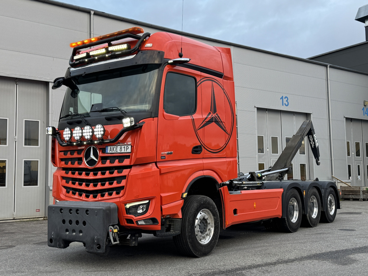 Tridemväxlare Mercedes-Benz Arocs -2023 | JOAB 24 ton | Plogutrustad - شاحنة ذات خطاف: صورة 1 Tridemväxlare Mercedes-Benz Arocs -2023 | JOAB 24 ton | Plogutrustad - شاحنة ذات خطاف: صورة 1