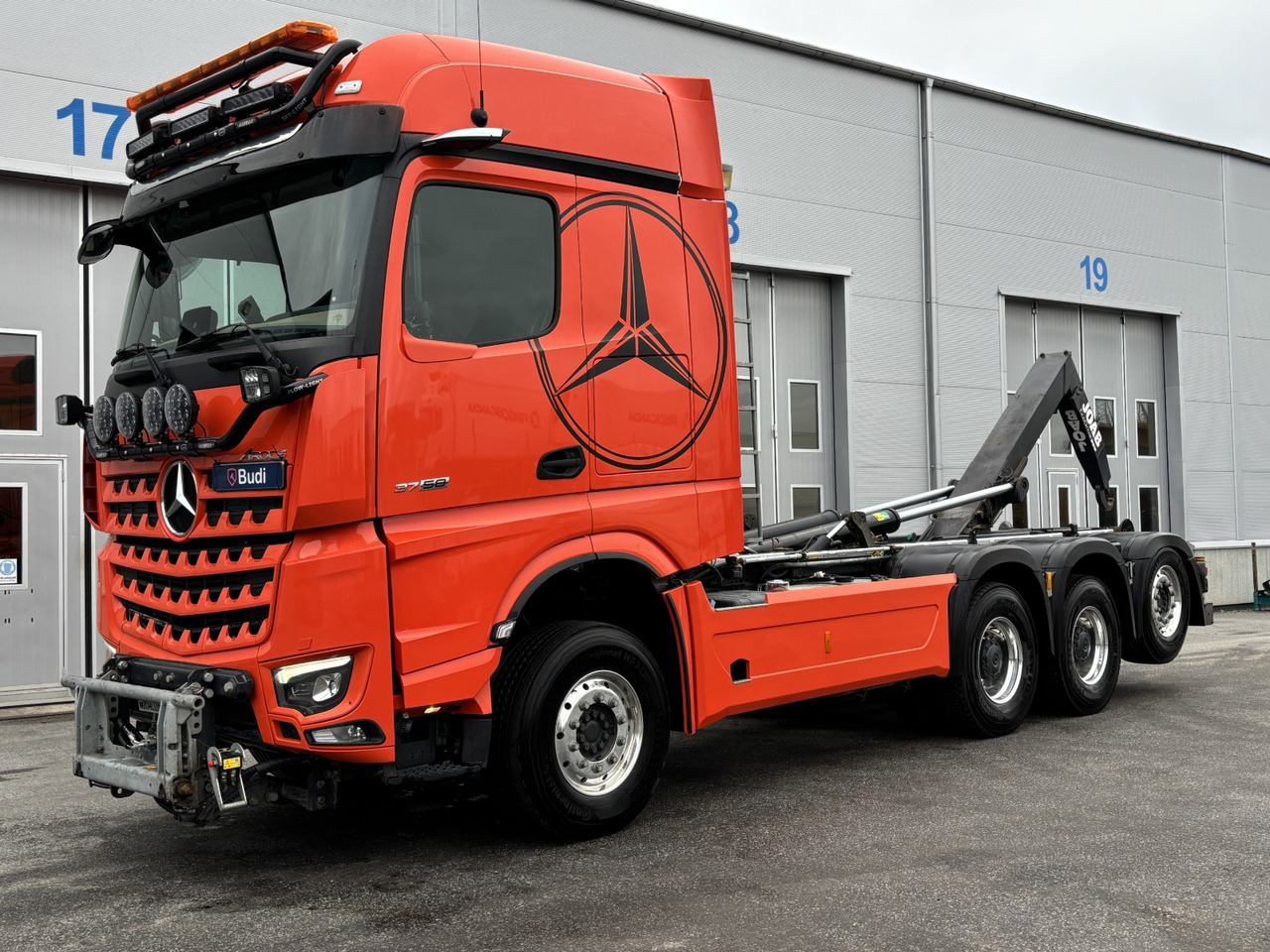 Tridemväxlare Mercedes-Benz Arocs 3758 -2023 | JOAB L24 | Plogutrustad - شاحنة ذات خطاف: صورة 1 Tridemväxlare Mercedes-Benz Arocs 3758 -2023 | JOAB L24 | Plogutrustad - شاحنة ذات خطاف: صورة 1