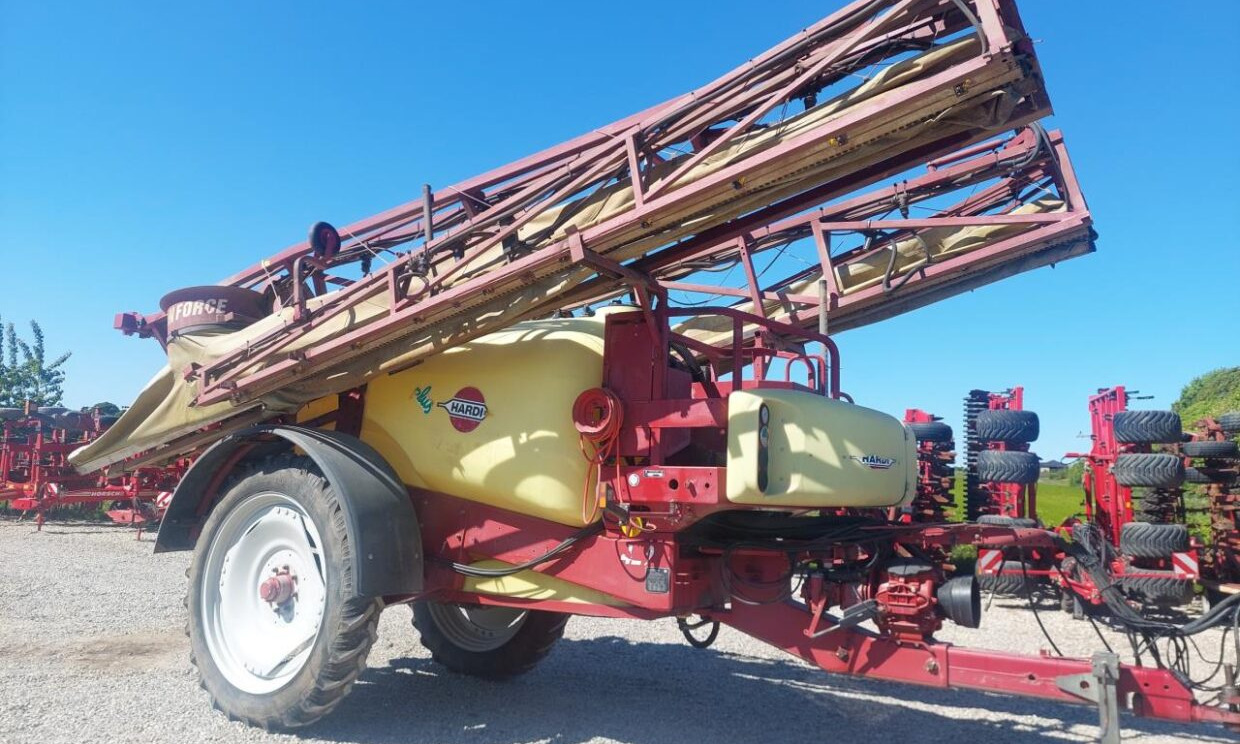 Hardi Commander Plus 4200 - 28m Twin - بخاخ مقطورة: صورة 3 Hardi Commander Plus 4200 - 28m Twin - بخاخ مقطورة: صورة 3