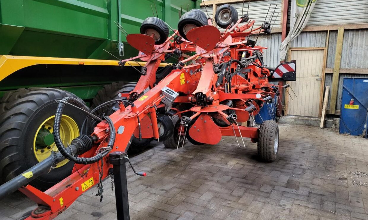 Kuhn 13M SPREDER - آلة تيبيس العشب/ آلة جمع العشب: صورة 1 Kuhn 13M SPREDER - آلة تيبيس العشب/ آلة جمع العشب: صورة 1