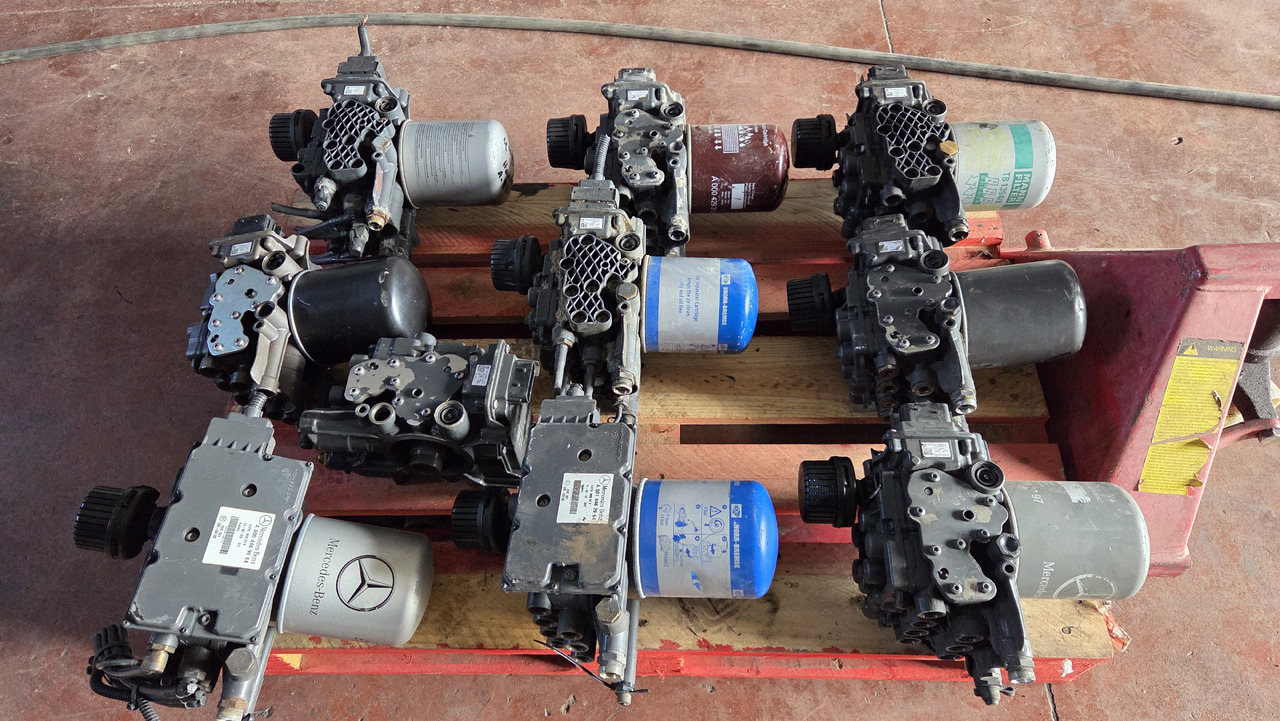 KNORR-BREMSE Knorr-Bremse AIR DRYER Mercedes-Benz ACTROS MP4 - صمام الفرامل - شاحنة: صورة 1 KNORR-BREMSE Knorr-Bremse AIR DRYER Mercedes-Benz ACTROS MP4 - صمام الفرامل - شاحنة: صورة 1