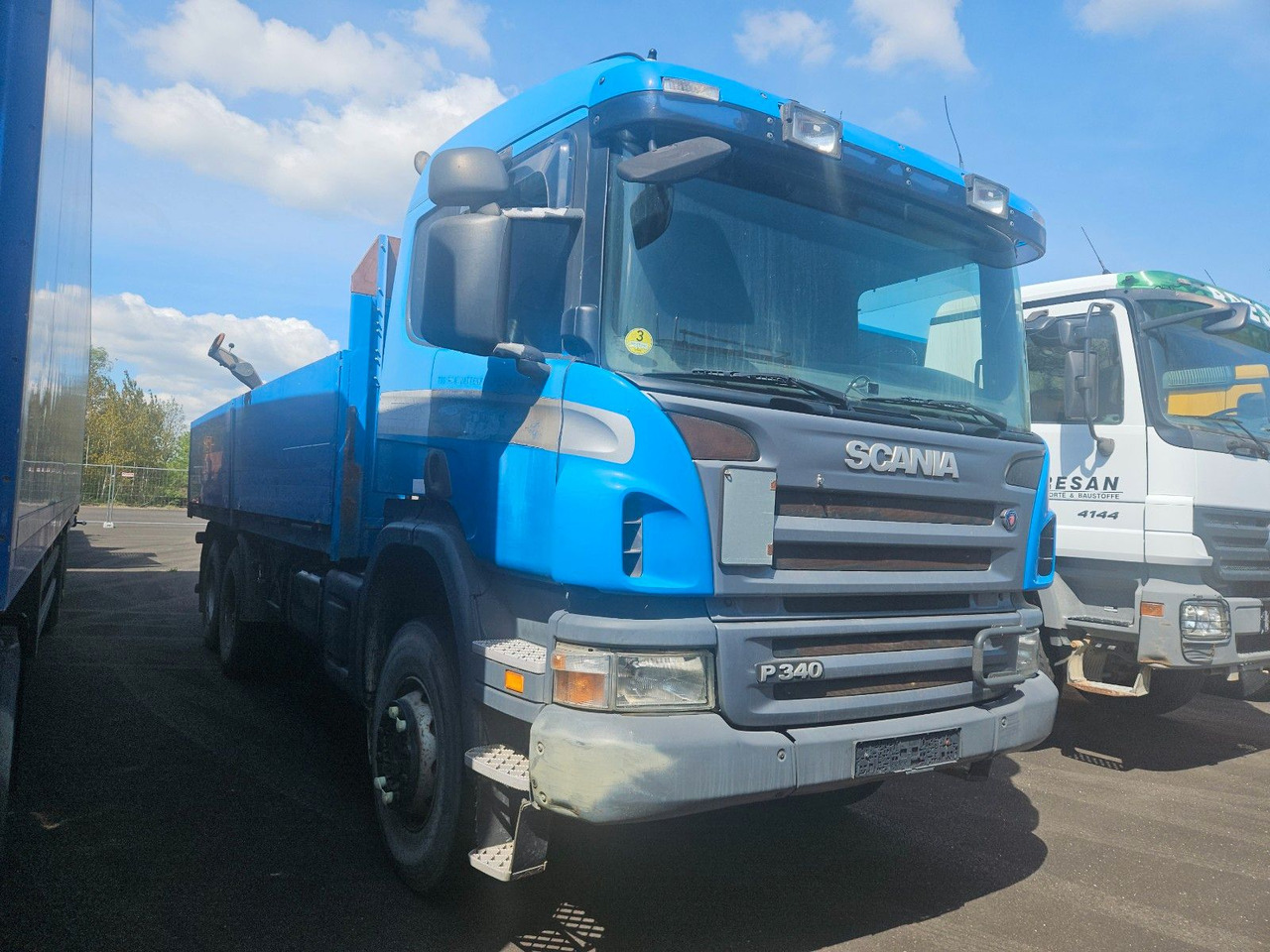 Scania P340 6x6 Pritsche Schaltgetriebe Blatt/Blatt - شاحنات مسطحة: صورة 2 Scania P340 6x6 Pritsche Schaltgetriebe Blatt/Blatt - شاحنات مسطحة: صورة 2