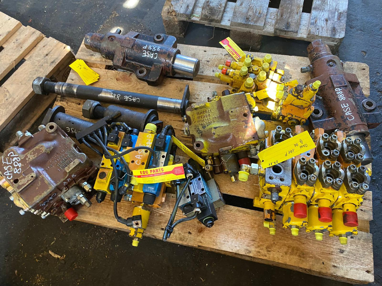 Case 888 P - صمام هيدروليكي - آلات البناء: صورة 1 Case 888 P - صمام هيدروليكي - آلات البناء: صورة 1