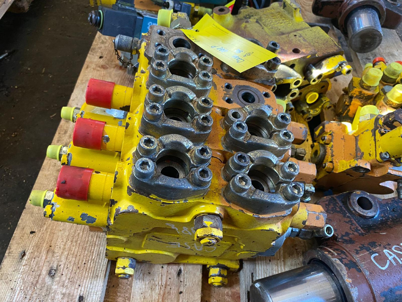 Case 888 P - صمام هيدروليكي - آلات البناء: صورة 3 Case 888 P - صمام هيدروليكي - آلات البناء: صورة 3