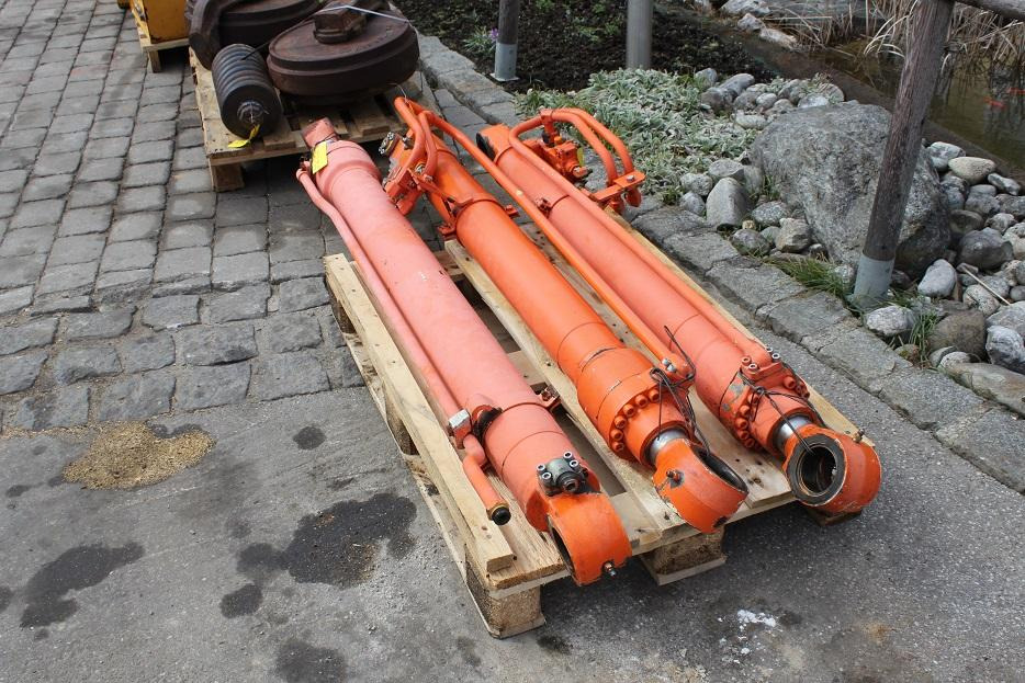 Fiat-Hitachi EX 165 - اسطوانة هيدروليكية - آلات البناء: صورة 2 Fiat-Hitachi EX 165 - اسطوانة هيدروليكية - آلات البناء: صورة 2