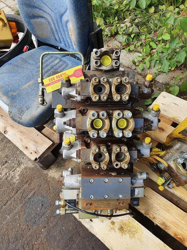 Furukawa 738 LS - صمام هيدروليكي - آلات البناء: صورة 2 Furukawa 738 LS - صمام هيدروليكي - آلات البناء: صورة 2