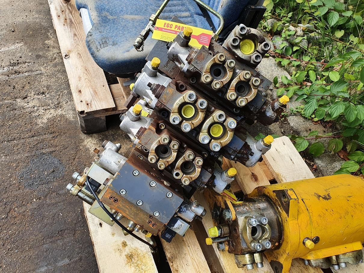 Furukawa 738 LS - صمام هيدروليكي - آلات البناء: صورة 1 Furukawa 738 LS - صمام هيدروليكي - آلات البناء: صورة 1