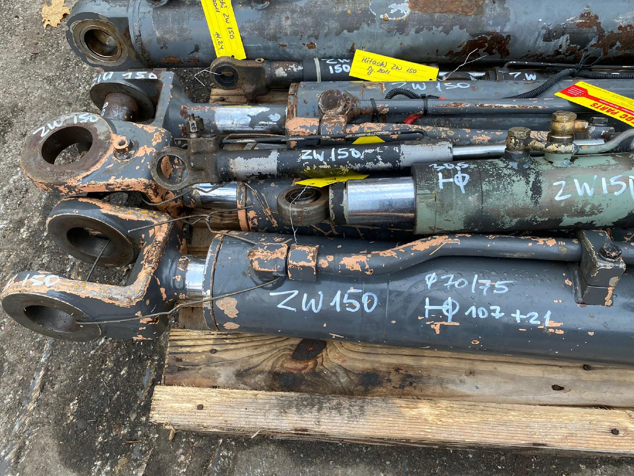 Hitachi ZW 150 - اسطوانة هيدروليكية - آلات البناء: صورة 4 Hitachi ZW 150 - اسطوانة هيدروليكية - آلات البناء: صورة 4