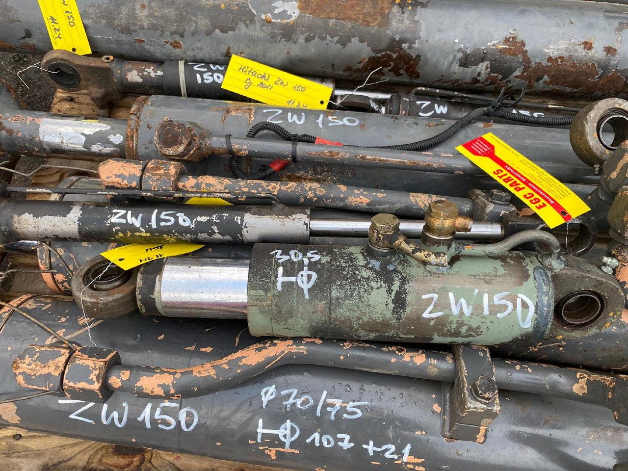 Hitachi ZW 150 - اسطوانة هيدروليكية - آلات البناء: صورة 3 Hitachi ZW 150 - اسطوانة هيدروليكية - آلات البناء: صورة 3