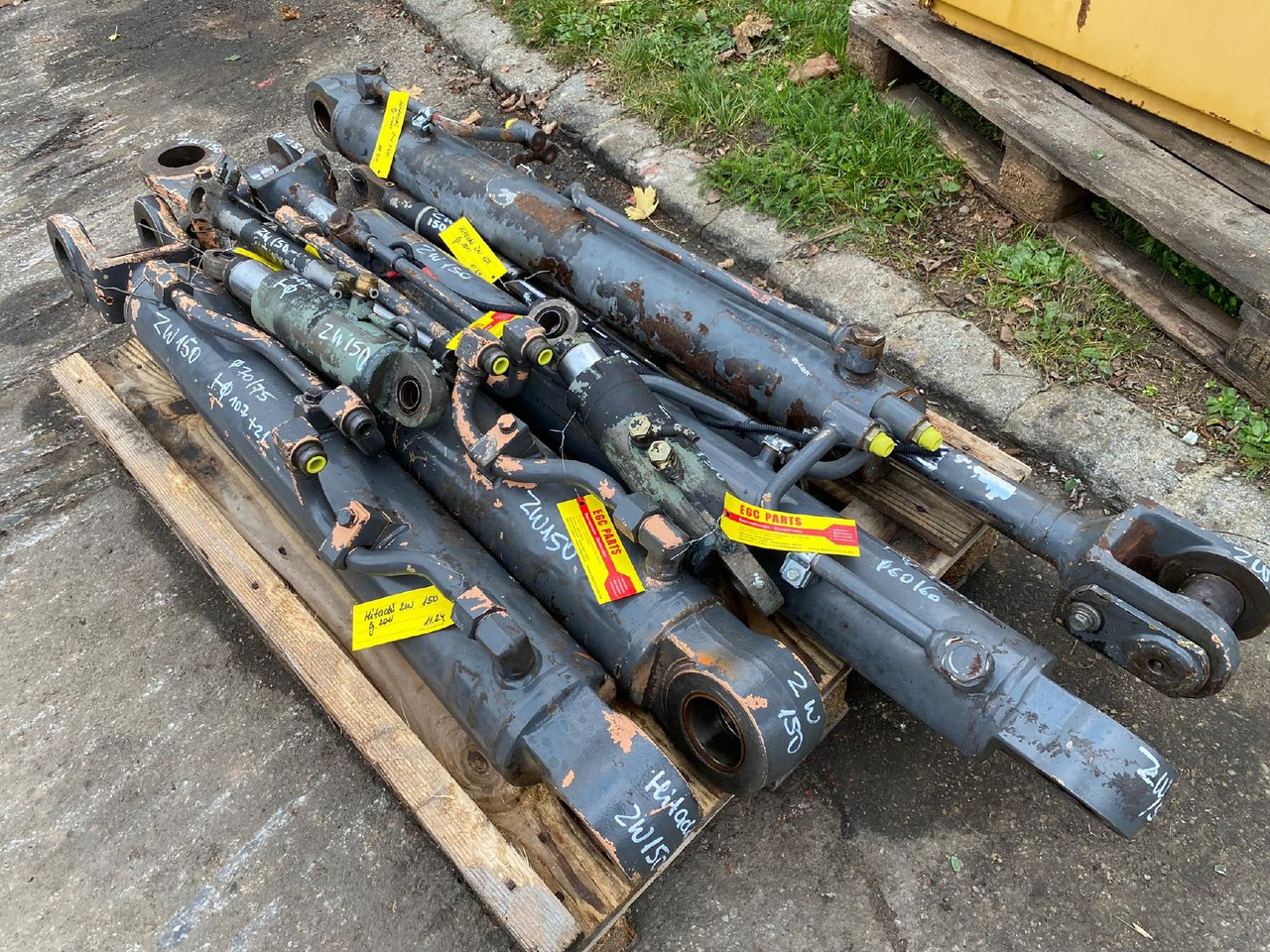 Hitachi ZW 150 - اسطوانة هيدروليكية - آلات البناء: صورة 1 Hitachi ZW 150 - اسطوانة هيدروليكية - آلات البناء: صورة 1