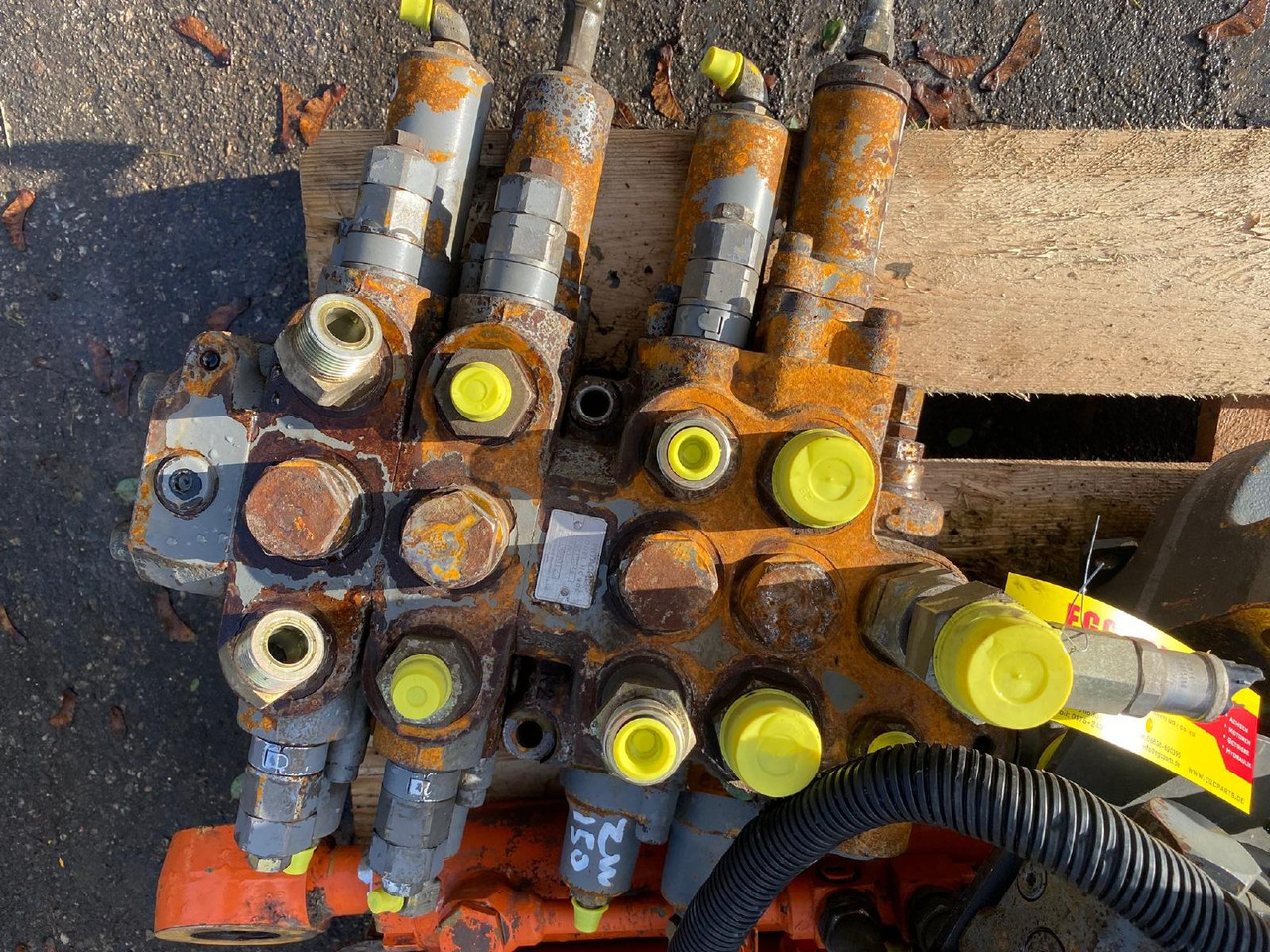 Hitachi ZW 150 - صمام هيدروليكي - آلات البناء: صورة 2 Hitachi ZW 150 - صمام هيدروليكي - آلات البناء: صورة 2