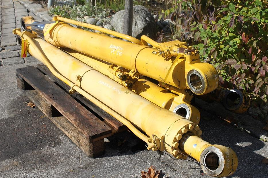 Komatsu PC 240 - اسطوانة هيدروليكية - آلات البناء: صورة 4 Komatsu PC 240 - اسطوانة هيدروليكية - آلات البناء: صورة 4