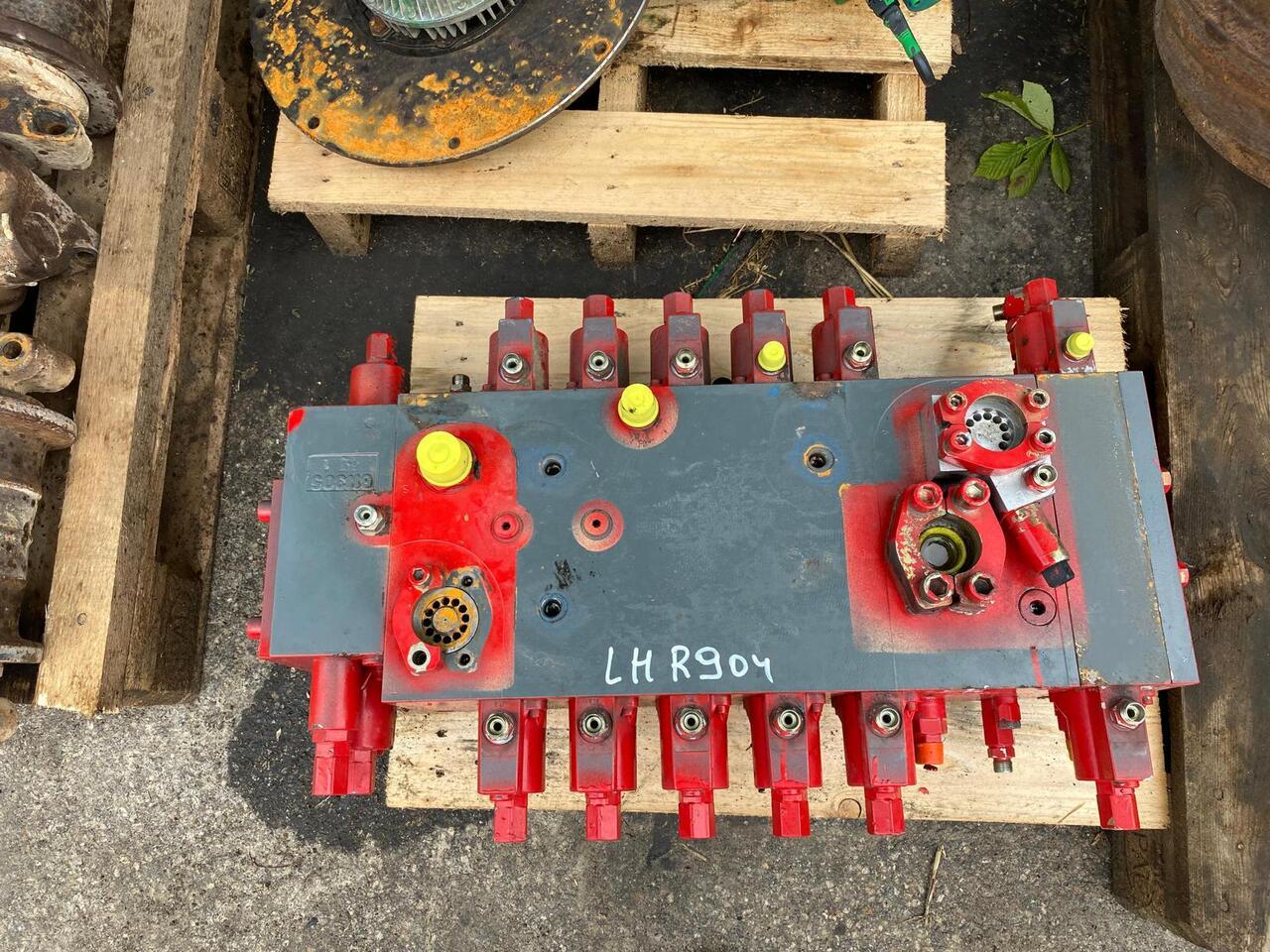 Liebherr R 904 - صمام هيدروليكي - آلات البناء: صورة 1 Liebherr R 904 - صمام هيدروليكي - آلات البناء: صورة 1