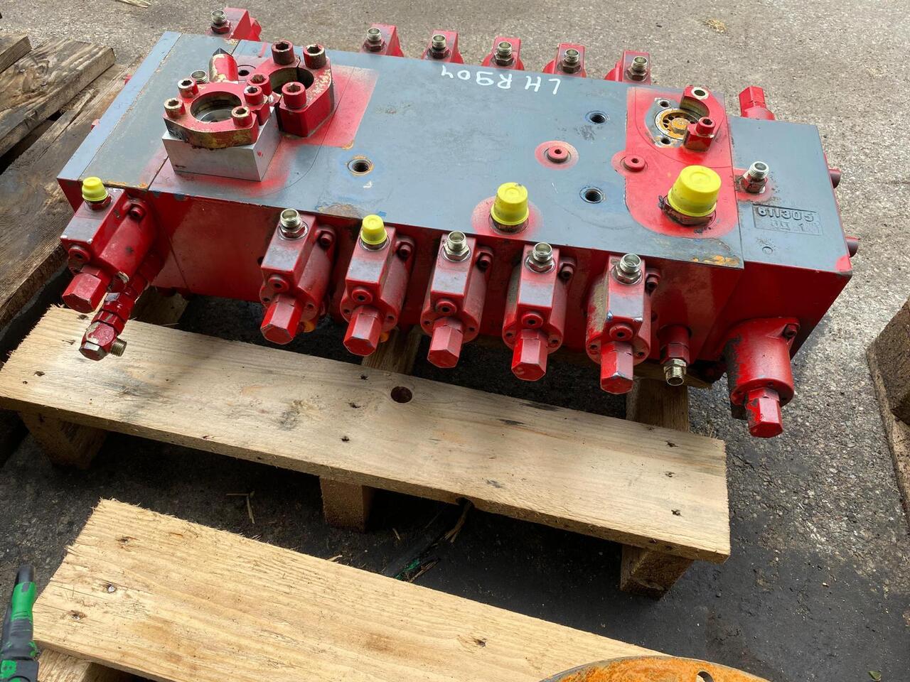 Liebherr R 904 - صمام هيدروليكي - آلات البناء: صورة 2 Liebherr R 904 - صمام هيدروليكي - آلات البناء: صورة 2