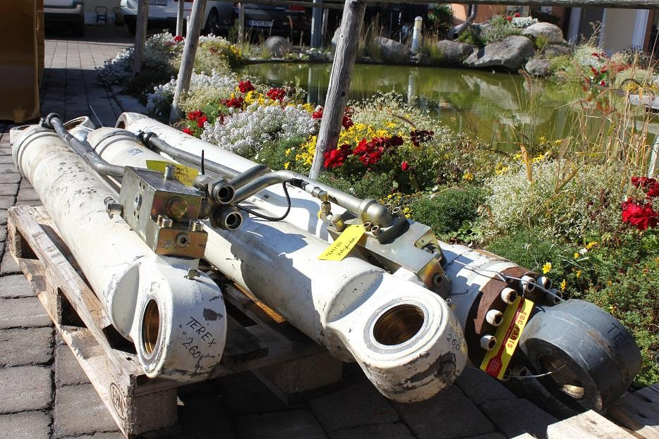 Terex TC 260 LC - اسطوانة هيدروليكية - آلات البناء: صورة 2 Terex TC 260 LC - اسطوانة هيدروليكية - آلات البناء: صورة 2