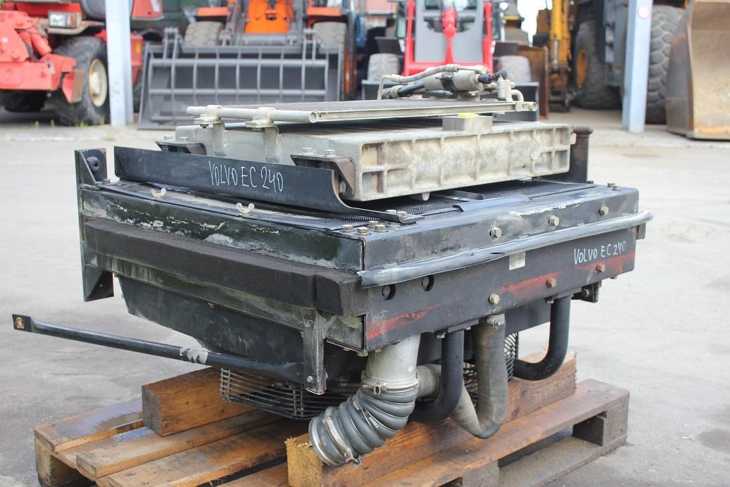 Volvo EC 240 BNLC - نظام التبريد - آلات البناء: صورة 3 Volvo EC 240 BNLC - نظام التبريد - آلات البناء: صورة 3
