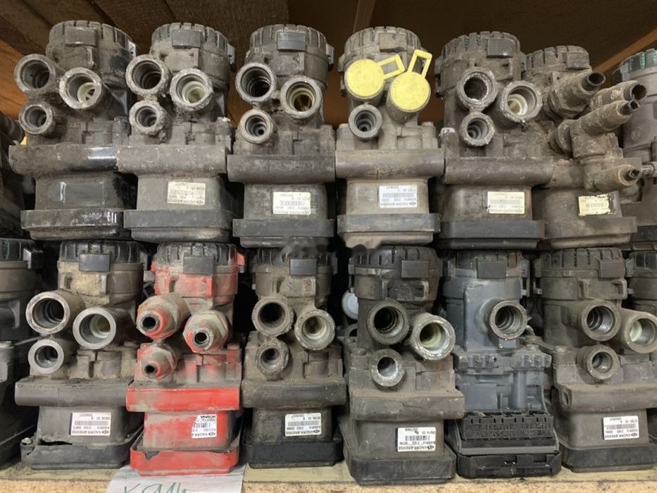 Knorr-Bremse Przód K000085 K000913 Scania Volvo RENAULT MAN K000913 K000085 K000914 - صمام الفرامل - شاحنة: صورة 1 Knorr-Bremse Przód K000085 K000913 Scania Volvo RENAULT MAN K000913 K000085 K000914 - صمام الفرامل - شاحنة: صورة 1